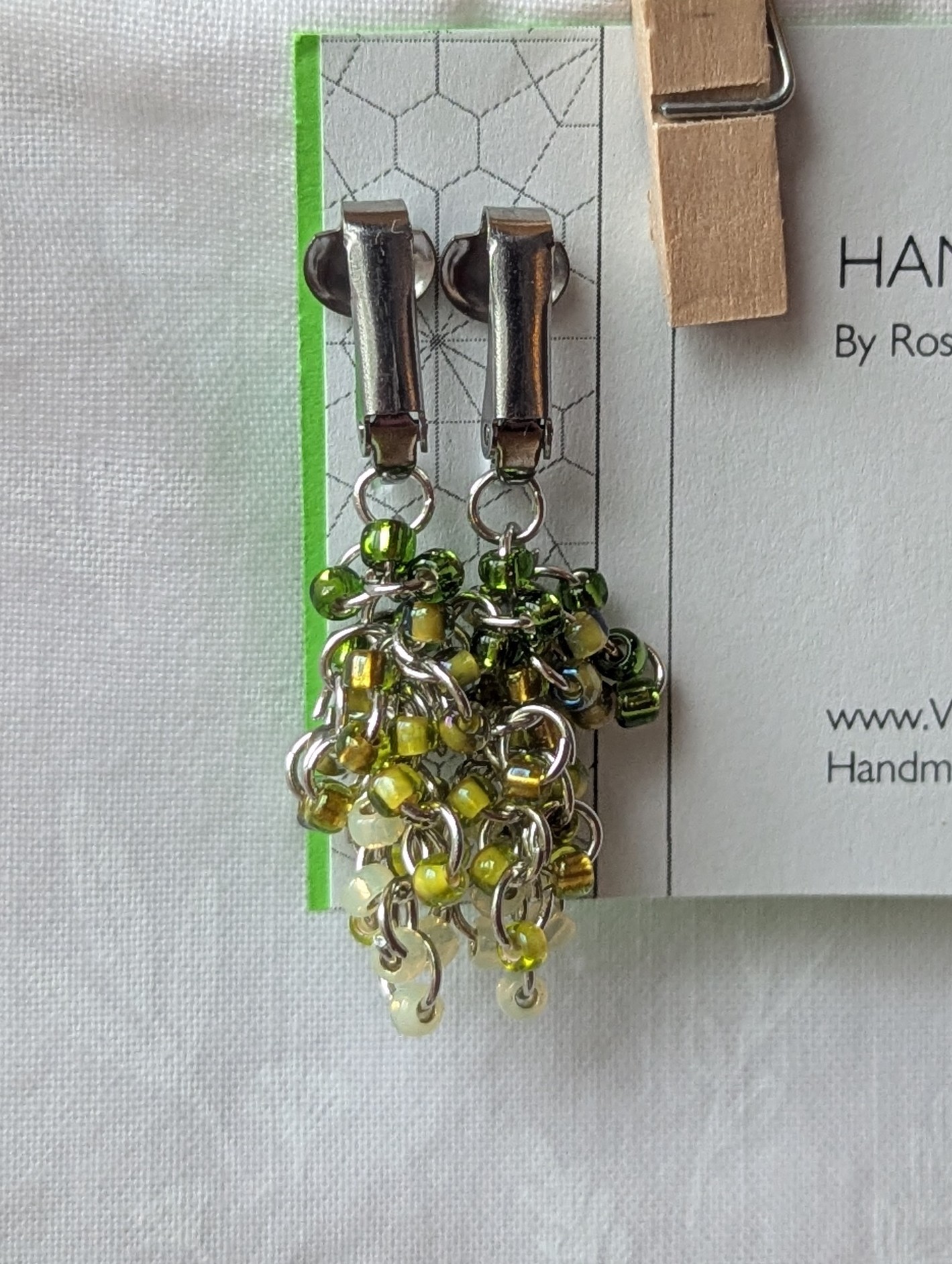 Dino Sparkle: Clip-on earrings made with 30 shimmering green beads in five shades, connected with steel jump rings.