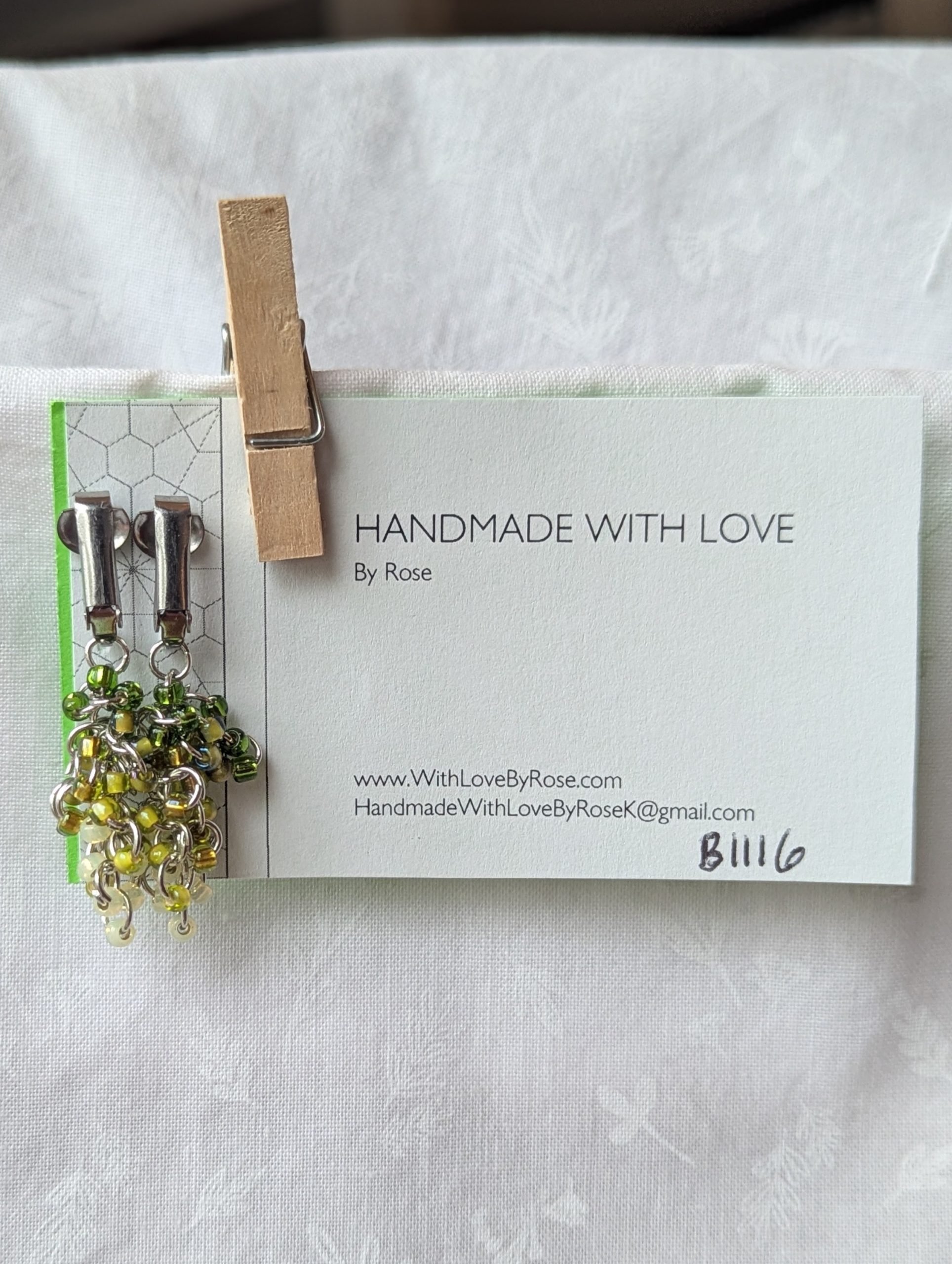 Dino Sparkle: Clip-on earrings made with 30 shimmering green beads in five shades, connected with steel jump rings.